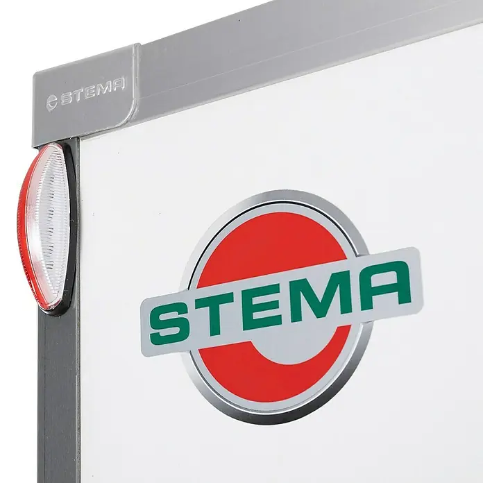 Stema Kofferanhänger P-Box 2000 - Nutzlast: 1.298 kg, Doppelachser, Kasteninnenmaß: 305 × 157 x 184 cm - Weißes Anhängerdetail: STEMA Logo, rot/klares Seitenlicht und graues Eckelement.