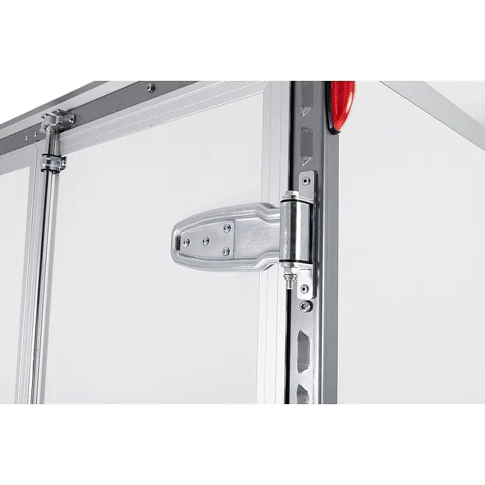 Stema Kofferanhänger P-Box 2000 - Nutzlast: 1.298 kg, Doppelachser, Kasteninnenmaß: 305 × 157 x 184 cm - Robuster silberner Scharnier- und Verriegelungsmechanismus an einer weißen Anhängertür mit Metallrahmen und rotem Reflektor.