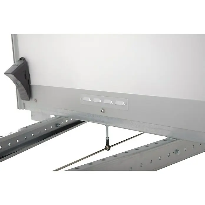Stema Kofferanhänger P-Box 1300 - Nutzlast: 826 kg, Einachser, Kasteninnenmaß: 255 × 132 x 154 cm - Unterseite eines Anhängeraufbaus mit weißer Verkleidung, grauem Lüftungsstreifen, verzinktem Stahlrahmen und Gestänge.