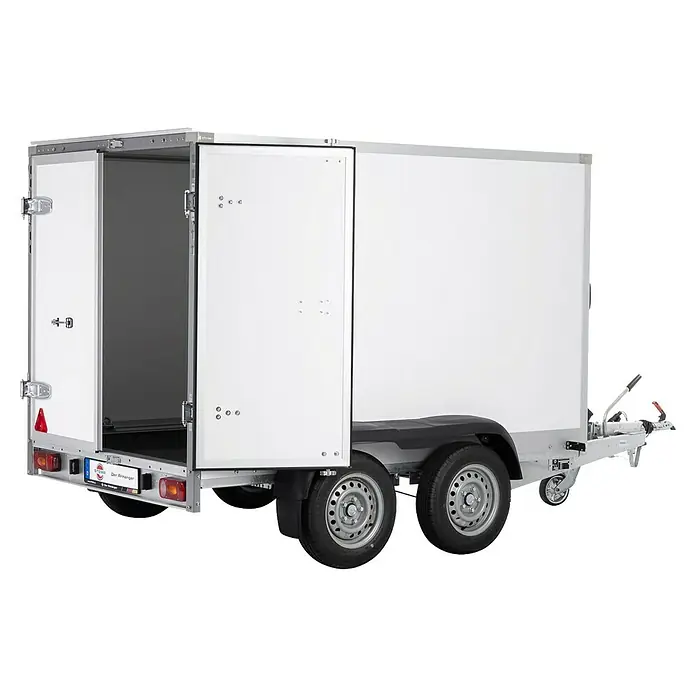 Stema Kofferanhänger P-Box 2000 - Nutzlast: 1.298 kg, Doppelachser, Kasteninnenmaß: 305 × 157 x 184 cm - Weißer Kastenanhänger mit geöffneten Hecktüren, der den leeren Innenraum zeigt.