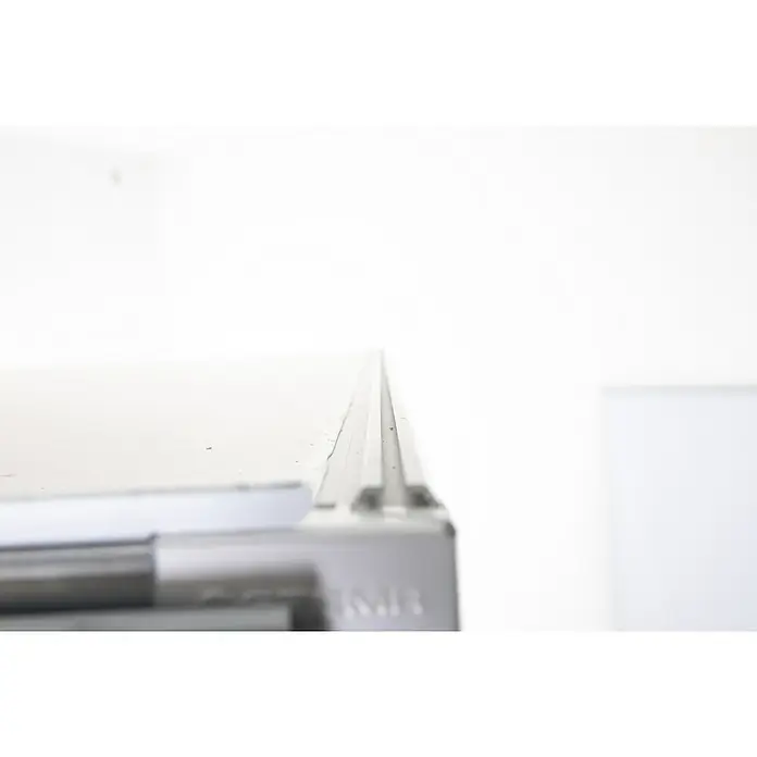Stema Kofferanhänger P-Box 2000 - Nutzlast: 1.298 kg, Doppelachser, Kasteninnenmaß: 305 × 157 x 184 cm - Silberne Metallkante eines Gehäuses oder Bauteils mit integrierter Schiene.