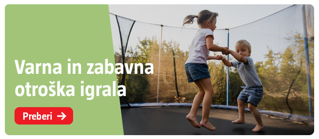 Otroka skačeta po trampolinu