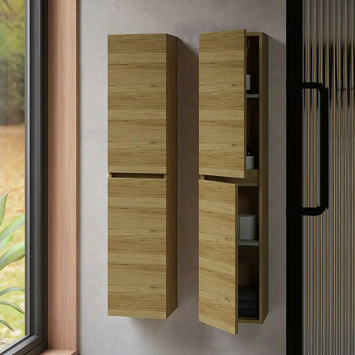 Armario colgante de baño Inter - An x Pr x Al: 30 x 24,6 x 140 cm, Roble wuaira, Efecto madera - Dos armarios altos de madera con estantes cuelgan de una pared, el armario derecho está parcialmente abierto revelando el espacio de almacenamiento interior.