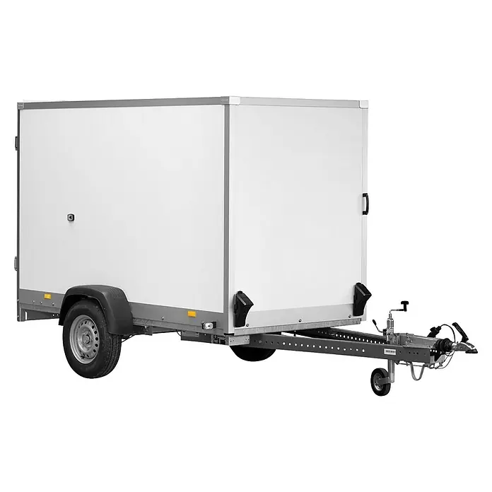 Stema Kofferanhänger P-Box 750 - Nutzlast: 331 kg, Einachser, Kasteninnenmaß: 255 × 132 x 154 cm - Weißer einachsiger Kofferanhänger mit grauem Fahrgestell und Anhängerkupplung für den Transport.