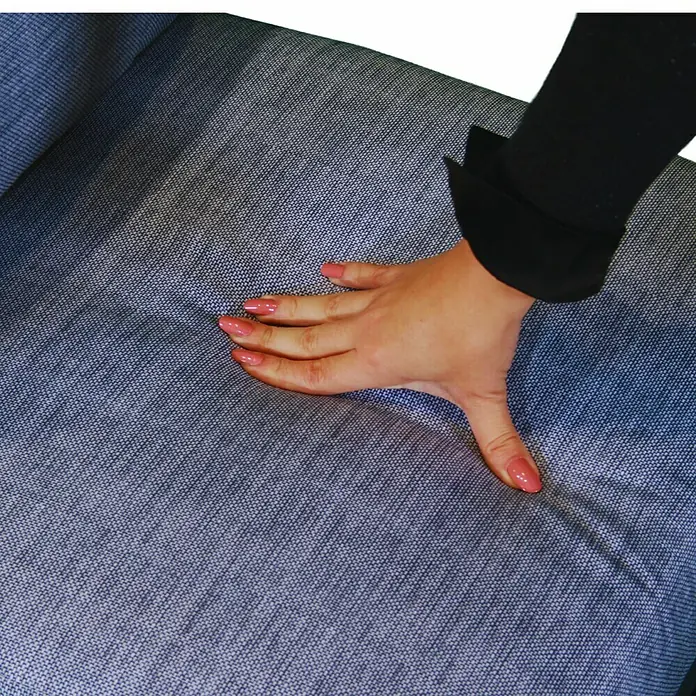 Bonlay Loungesofa Luna - B x T x H: 118 x 58 x 83 cm, Aluminium, Textilene, Anthrazit/Blau - Hand drückt in blaugrauen, gewebten Polsterstoff, um die weiche Polsterung zu zeigen.