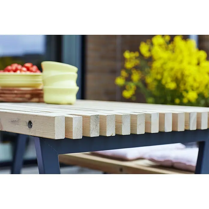 Plus Gartentisch Siesta - L x B x H: 138 x 76,5 x 72 cm, Nadelholz, Rechteckig, Natur/Schiefergrau - Nahaufnahme eines Gartentisches aus Holzlatten mit Metallgestell, auf dem Geschirr und Essen stehen.