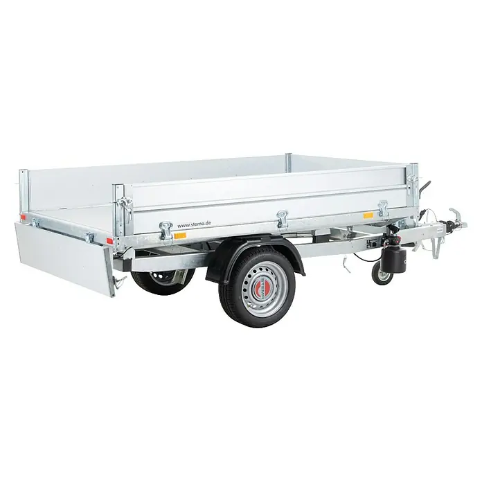 Stema Kippanhänger Rocko 1500 - Nutzlast: 1.044 kg, Einachser, Kasteninnenmaß: 231 × 153 x 30 cm, Gebremst - Weißer Anhänger mit verzinktem Rahmen, schwarzen Kotflügeln und Rädern, bereit für den Transport.