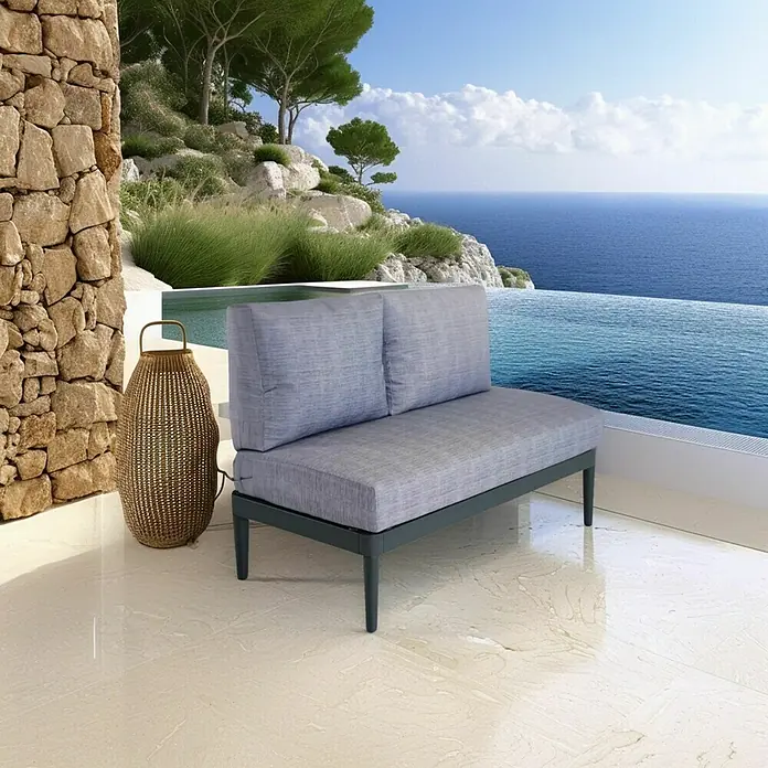 Bonlay Loungesofa Luna - B x T x H: 118 x 58 x 83 cm, Aluminium, Textilene, Anthrazit/Blau - Zweisitziges Outdoor-Sofa mit grauen Polstern und dunkelgrauem Gestell auf einer Terrasse mit Meerblick.