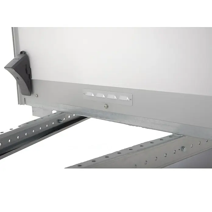 Stema Kofferanhänger P-Box 750 - Nutzlast: 331 kg, Einachser, Kasteninnenmaß: 255 × 132 x 154 cm - Unterseite einer weißen Platte mit grauem Metallträger, schwarzem Stopper und Lüftungsplatte mit vier Schlitzen.