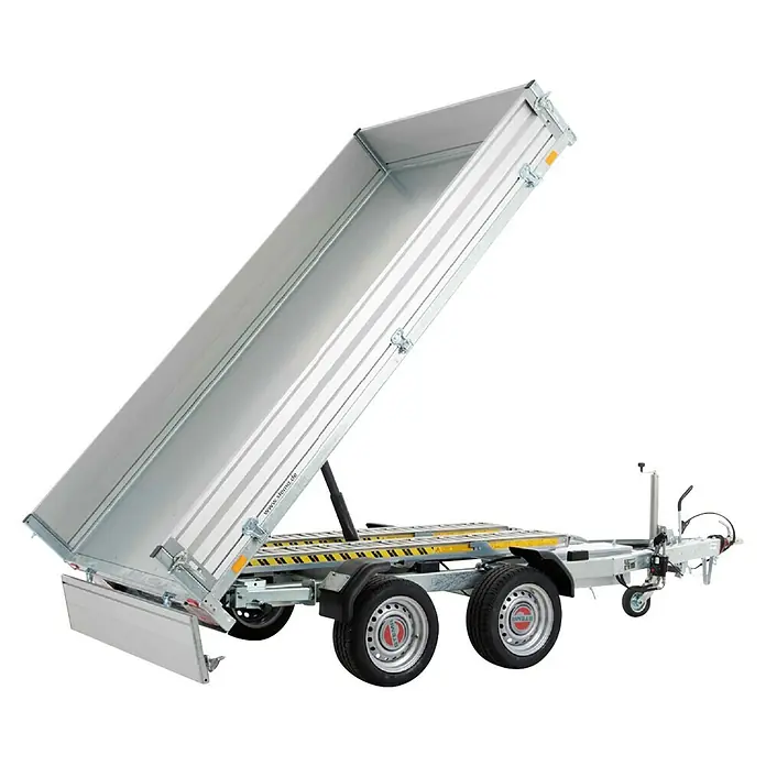 Stema Kippanhänger Rocko 2700 Tandem Elektro - Nutzlast: 1.971 kg, Doppelachser, Kasteninnenmaß: 301 × 153 x 30 cm, Gebremst - Silberner Kippanhänger mit hochgekippter Metallpritsche und Rädern.
