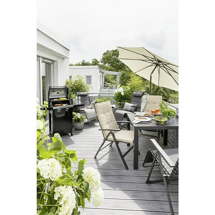 Sunfun Maja Gartenmöbel-Set - 3 -tlg., Glas/Textilen/Aluminium, Anthrazit, Rückenlehne verstellbar - Terrasse mit Grill, Esstisch mit Stühlen und Sonnenschirm. Der Grill steht bereit für ein gemütliches Barbecue im Freien.