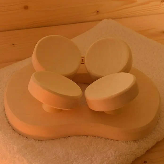 Weka Kopfstütze - 17,5 x 23,3 cm, Espenholz - Hölzerne Massagegeräte auf einem Handtuch, ideal für Wellness und Entspannung. Fördert die Durchblutung und löst Verspannungen.
