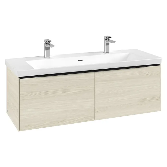 Villeroy & Boch Subway 3.0 Waschbeckenunterschrank - White Oak, Anzahl Schubladen: 2 Stk., Farbe Griff: Volcano Black, B x T x H: 127,2 x 47,8 x 42,9 cm, Mit Beleuchtung - Doppelwaschtisch mit hellem Holzunterschrank und zwei Chromarmaturen.