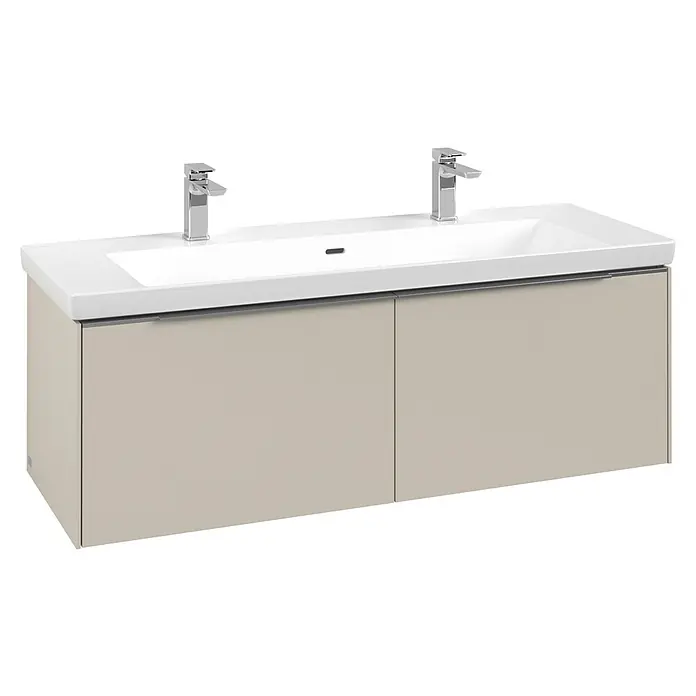 Villeroy & Boch Subway 3.0 Waschbeckenunterschrank - Cashmere Grey, Anzahl Schubladen: 2 Stk., Farbe Griff: Aluminium glänzend, B x T x H: 127,2 x 47,8 x 42,9 cm, Mit Beleuchtung - Wandhängender Doppelwaschtisch mit weißen Keramikbecken, zwei Chromarmaturen und einem hellbeigen Schrank.
