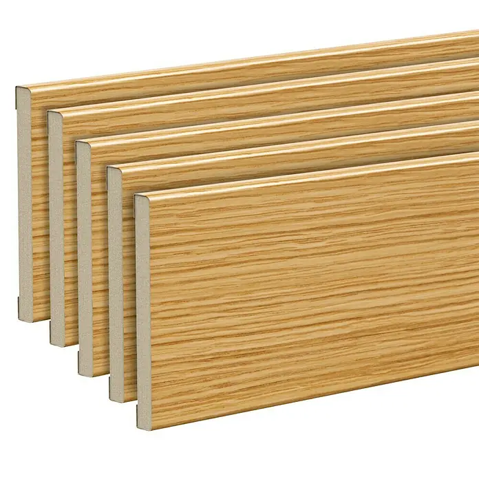 Solid Elements Tapeta Roble Clásico - 8 x 220 cm, Roble, 5 ud. - Primer plano de zócalos de madera con un acabado de grano de madera marrón claro y bordes rectos. Ideal para bordes de suelo elegantes.
