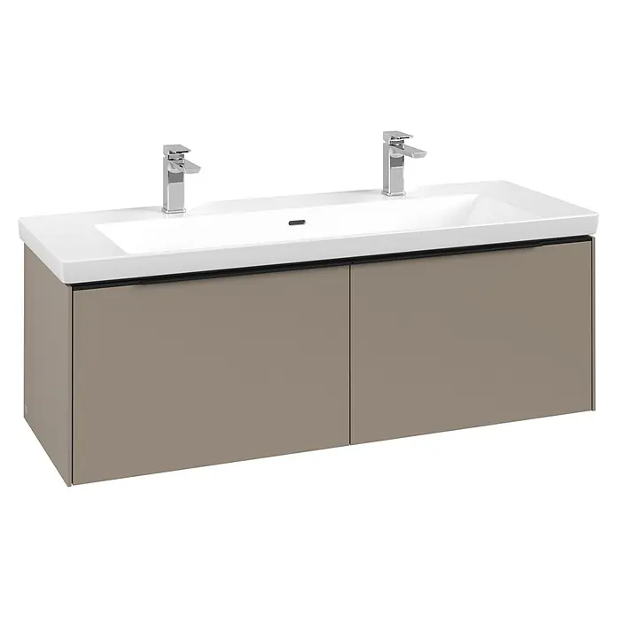 Villeroy & Boch Subway 3.0 Waschbeckenunterschrank - Taupe, Anzahl Schubladen: 2 Stk., Farbe Griff: Volcano Black, B x T x H: 127,2 x 47,8 x 42,9 cm - Wandmontierter Doppelwaschtisch mit weißem Keramikbecken, zwei Chromarmaturen und zwei braunen Schranktüren.