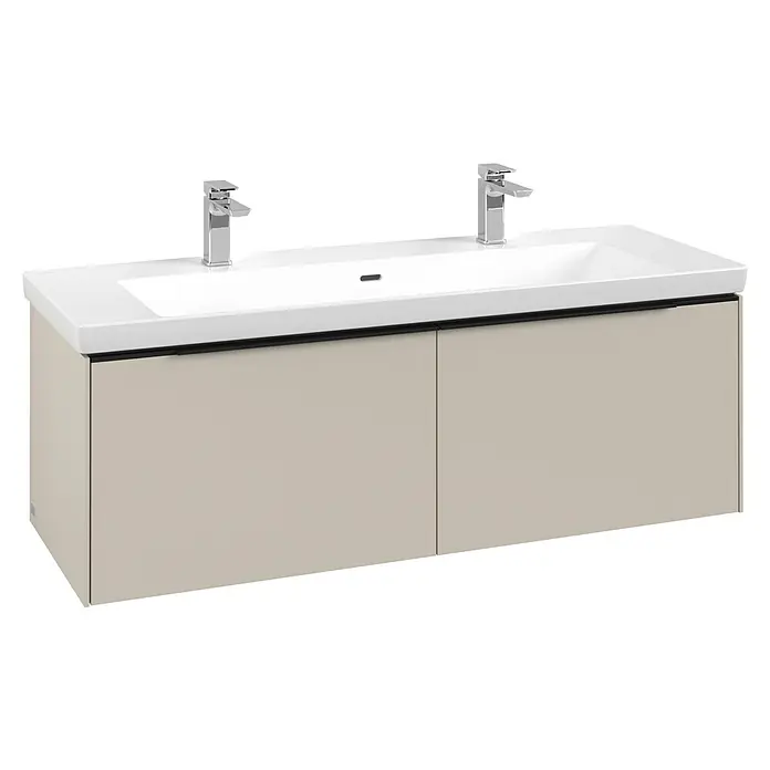 Villeroy & Boch Subway 3.0 Waschbeckenunterschrank - Cashmere Grey, Anzahl Schubladen: 2 Stk., Farbe Griff: Volcano Black, B x T x H: 127,2 x 47,8 x 42,9 cm - Doppelwaschbecken-Badmöbel mit zwei Chromarmaturen und einem hellbeigen Wandunterschrank.