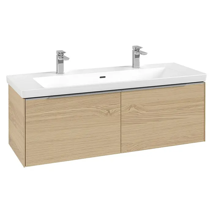 Villeroy & Boch Subway 3.0 Waschbeckenunterschrank - Nordik Oak, Anzahl Schubladen: 2 Stk., Farbe Griff: Aluminium glänzend, B x T x H: 127,2 x 47,8 x 42,9 cm - Doppelwaschtisch mit zwei weißen Becken, zwei Chromarmaturen und einem Unterschrank in heller Holzoptik.