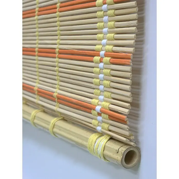 Estor enrollable Safari - An x Al: 120 x 175 cm, Naranja - Detalle de una persiana enrollable de bambú con acentos naranjas, adornada con ataduras amarillas y blancas, que aporta un toque de elegancia natural.