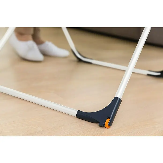 Vileda Flügel-Wäscheständer Universal - Länge Wäscheleine: 18 m, Weiß/Schwarz - Detailaufnahme eines klappbaren Wäscheständers mit Rollen, ideal für kleine Räume. Die Konstruktion ist weiß und dunkelblau mit orangefarbenen Akzenten.