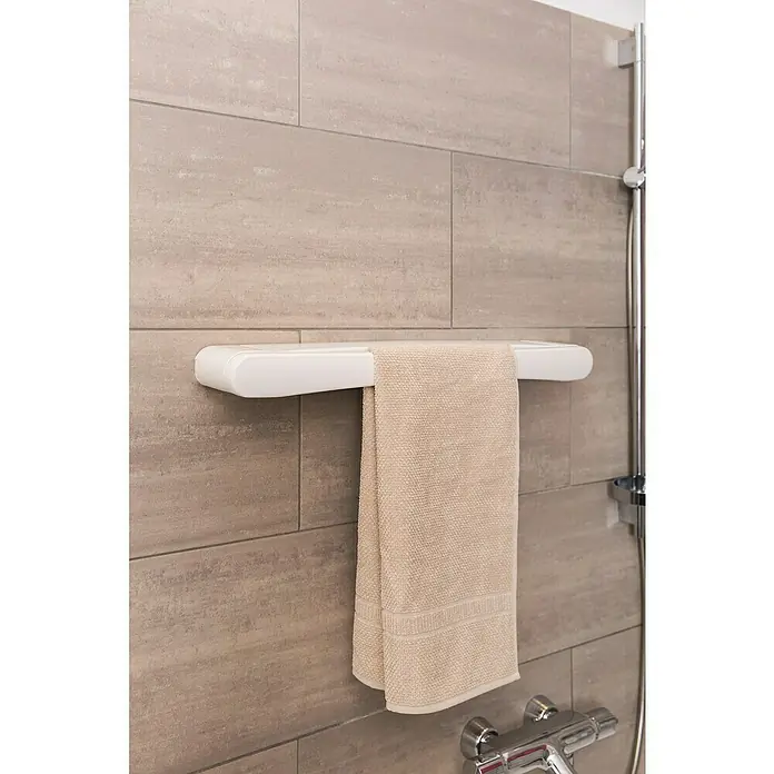 Vileda Wandwäschetrockner Genius 70 - Länge Wäscheleine: 5 m, Farbe: Weiß - Nahaufnahme eines Handtuchhalters mit einem beigen Handtuch im Badezimmer.