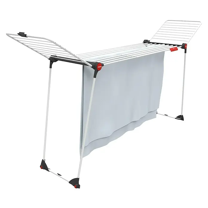 Vileda Flügel-Wäscheständer Infinity Flex - Länge Wäscheleine: 30 m, L x B x H: 304 x 56 x 128 cm, Weiß - Ein Vileda Wäscheständer mit ausgebreiteten Flügeln und einem darüber hängenden weißen Tuch. Praktische Wäschetrocknung im Innenbereich.
