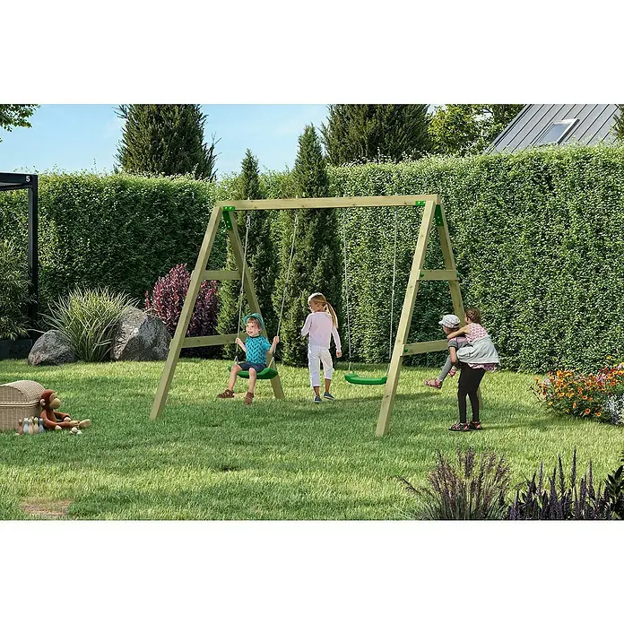 Funky Combo Doppelschaukel - L x B x H: 200 x 200 x 241 cm, Holz - Ein hölzernes Schaukelgestell mit zwei grünen Schaukeln, von Kindern in einem sonnigen Garten genutzt.