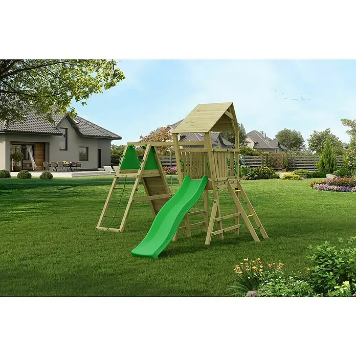 Funky Combo Kinderspielturm Flea Rocker - L x B x H: 410 x 363 x 276,5 cm, Kesseldruckimprägniert - Ein hölzernes Kinderspielhaus mit Rutsche und Kletterwand steht auf einem grünen Rasen im Garten.