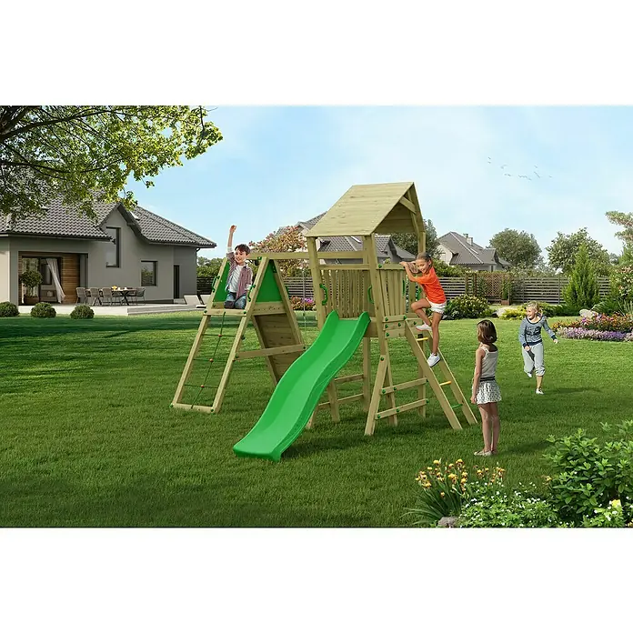 Funky Combo Kinderspielturm Flea Rocker - L x B x H: 410 x 363 x 276,5 cm, Kesseldruckimprägniert - Kinder spielen auf einem hölzernen Kinderspielplatz im Garten. Der Spielplatz hat eine Rutsche, eine Kletterwand und ein kleines Haus.