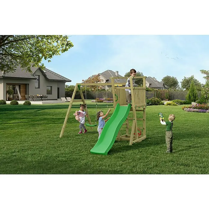 Funky Combo Kinderspielturm Dream - Kesseldruckimprägniert - Ein hölzernes Spielset mit Schaukeln und einer Rutsche in einem grünen Garten, auf dem Kinder spielen.