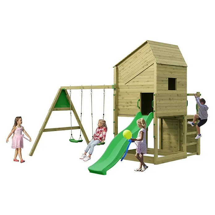 Funky Combo Kinderspielturm Smarthouse Swing - Kesseldruckimprägniert - Spielturm aus Holz mit Spielhaus, grüner Rutsche und Schaukeln, von Kindern bespielt.