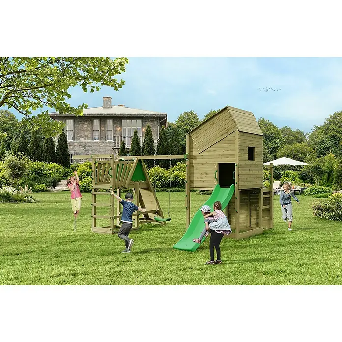 Funky Combo Kinderspielturm Smarthouse Monster - L x B x H: 422,5 x 386 x 311 cm, Kesseldruckimprägniert - Kinder spielen auf einem hölzernen Spielplatz mit Rutsche, Kletterwand und Schaukel, während ein Haus im Hintergrund steht.