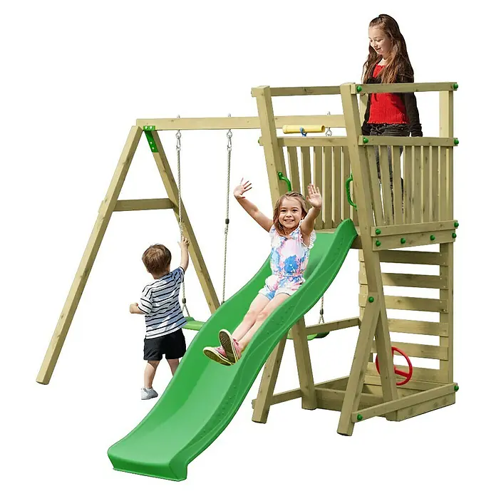 Funky Combo Kinderspielturm Snow - L x B x H: 410 x 282 x 220 cm, Kesseldruckimprägniert - Holzspielplatz mit grüner Rutsche und Schaukeln, von Kindern benutzt.