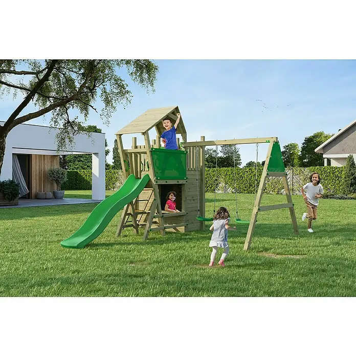 Funky Combo Kinderspielturm 5Star - L x B x H: 393,5 x 276,5 x 276,5 cm, Kesseldruckimprägniert - Ein hölzernes Kinderspielhaus mit Rutsche und Schaukel steht auf einem Rasen mit spielenden Kindern.