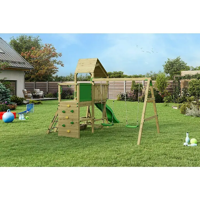 Funky Combo Kinderspielturm Camel - Kesseldruckimprägniert - Ein hölzernes Spielhaus mit Schaukel und Rutsche steht im Garten. Es bietet vielseitige Spielmöglichkeiten für Kinder im Freien.