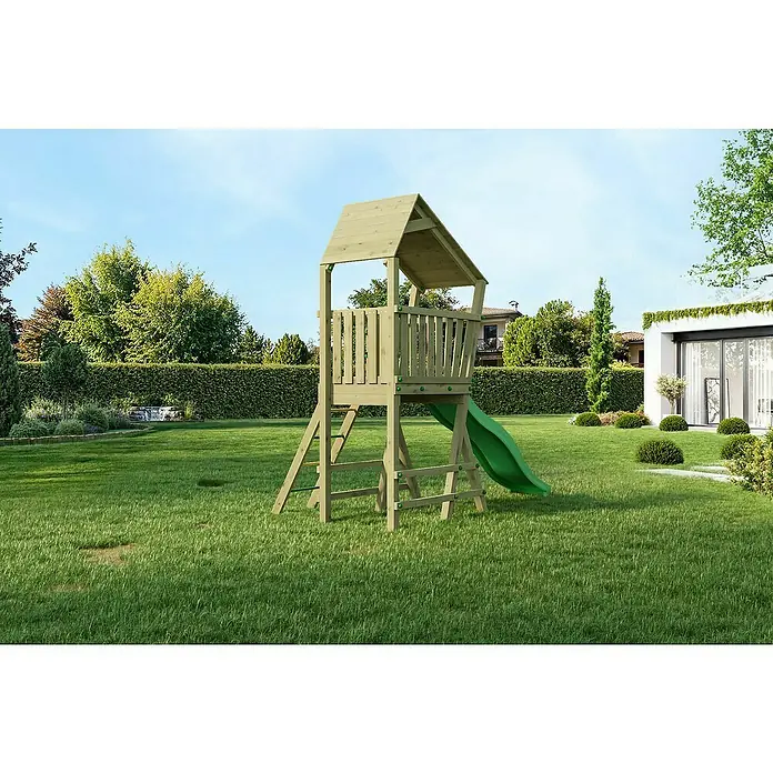 Funky Combo Kinderspielturm Flea - L x B x H: 285 x 151 x 276,5 cm, Kesseldruckimprägniert - Ein hölzernes Kinderspielhaus mit Rutsche steht auf einem grünen Rasen. Das Spielhaus ist perfekt für Kinder zum Spielen im Freien.