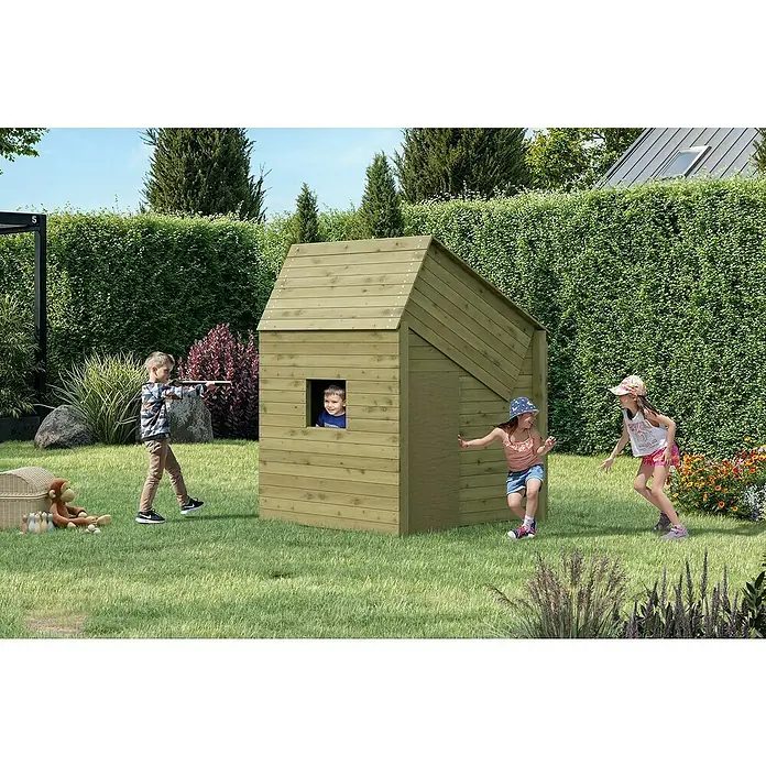 Funky Combo Kinderspielturm Homebase - L x B x H: 140 x 140 x 196,5 cm, Kesseldruckimprägniert - Kinder spielen vor einem hölzernen Spielhaus im Garten, ein Junge zielt mit einem Stock, während andere Mädchen rennen.