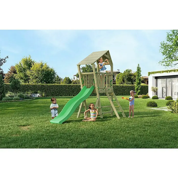 Funky Combo Kinderspielturm Flea - L x B x H: 285 x 151 x 276,5 cm, Kesseldruckimprägniert - Ein hölzernes Spielhaus mit Rutsche und Kindern, die im Garten spielen, bietet eine tolle Outdoor-Aktivität für Kinder.