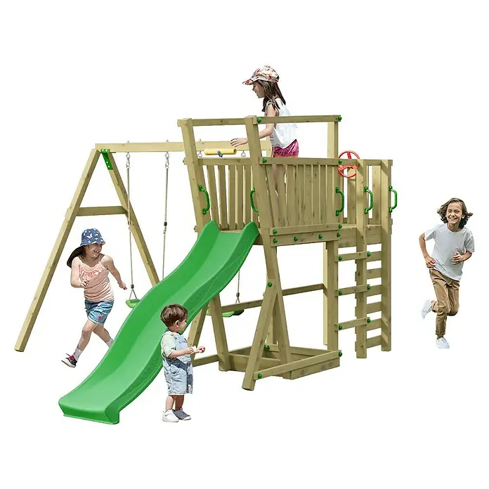 Funky Combo Kinderspielturm Gordon - Kesseldruckimprägniert - Spielplatz aus Holz mit grüner Rutsche, Schaukeln und Kletterelementen, von Kindern genutzt.