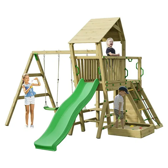 Funky Combo Kinderspielturm Camel - Kesseldruckimprägniert - Holzkletterturm mit Rutsche, Schaukeln und Sandkasten. Drei Kinder spielen auf dem Set in Naturholz und Grün.