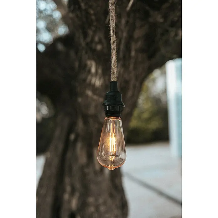 New Garden Cable textil para guirnalda Arteixo - Marrón, 5 m - Bombilla Edison decorativa que emite una luz cálida, colgada de un cable trenzado, creando un ambiente acogedor.