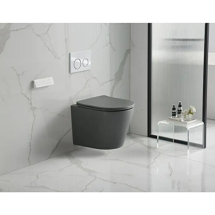 Sanicomfort Wand-WC-Set Nakia - Spülrandlos, Ohne Spezialglasur, Spülform: Tief, WC Abgang: Waagerecht, Grau, Matt - Mattgraues wandhängendes WC in einem modernen Badezimmer mit weißen Marmor-Look Fliesen.
