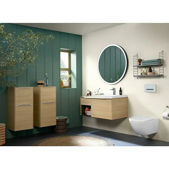 Villeroy & Boch Subway 3.0 Waschbeckenunterschrank - Nordik Oak, Anzahl Schubladen: 2 Stk., Farbe Griff: Aluminium glänzend, B x T x H: 100,1 x 51,6 x 42,3 cm, Offenes Fach links - Modernes Badezimmer mit schwebendem Waschtisch aus hellem Holz, Spiegel, passenden Wandschränken und wandhängendem WC.