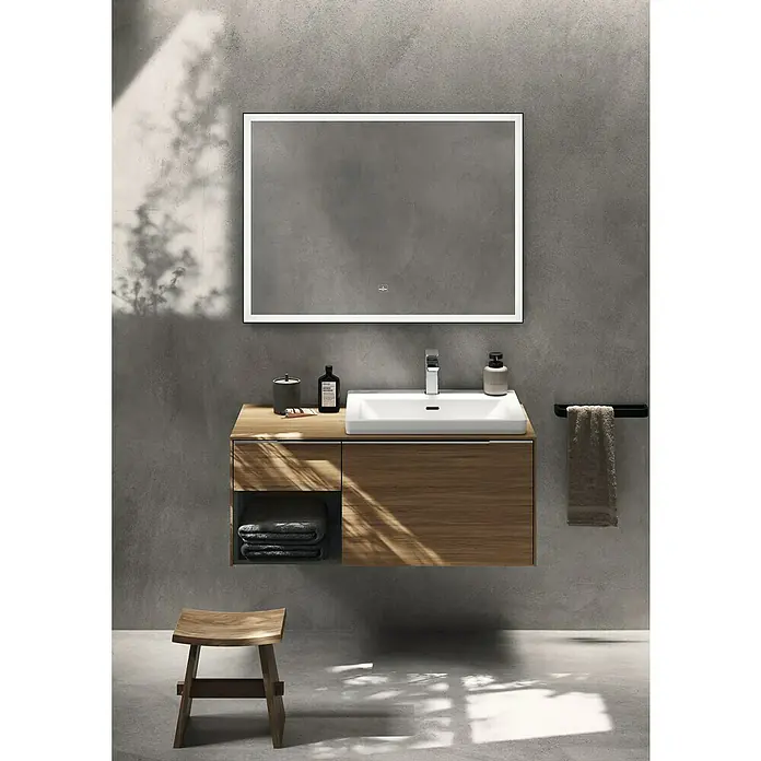 Villeroy & Boch Subway 3.0 Waschbeckenunterschrank - Kansas Oak, Anzahl Schubladen: 2 Stk., Farbe Griff: Aluminium glänzend, B x T x H: 100,1 x 51,6 x 42,3 cm, Offenes Fach links - Hängender Holzwaschtisch mit weißem Waschbecken, beleuchtetem Spiegel und einem Holzschemel.