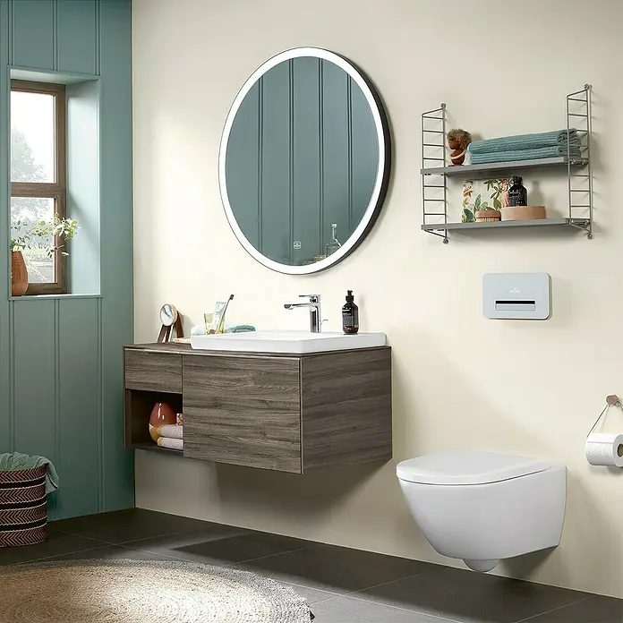 Villeroy & Boch Subway 3.0 Waschbeckenunterschrank - Stone Oak, Anzahl Schubladen: 2 Stk., Farbe Griff: Aluminium glänzend, B x T x H: 100,1 x 51,6 x 42,3 cm, Offenes Fach links - Modernes Badezimmer mit wandhängendem Waschtisch in dunkler Holzoptik, weißem Becken und beleuchtetem Spiegel.