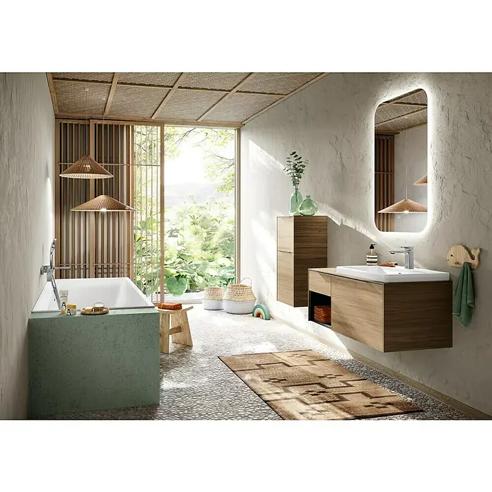 Villeroy & Boch Subway 3.0 Waschbeckenunterschrank - Kansas Oak, Anzahl Schubladen: 2 Stk., Farbe Griff: Aluminium glänzend, B x T x H: 100,1 x 51,6 x 42,3 cm, Offenes Fach links - Ein ruhiges Badezimmer mit schwebendem Holzwaschtisch, weißem Waschbecken, beleuchtetem Spiegel und moderner Badewanne mit grünem Sockel.