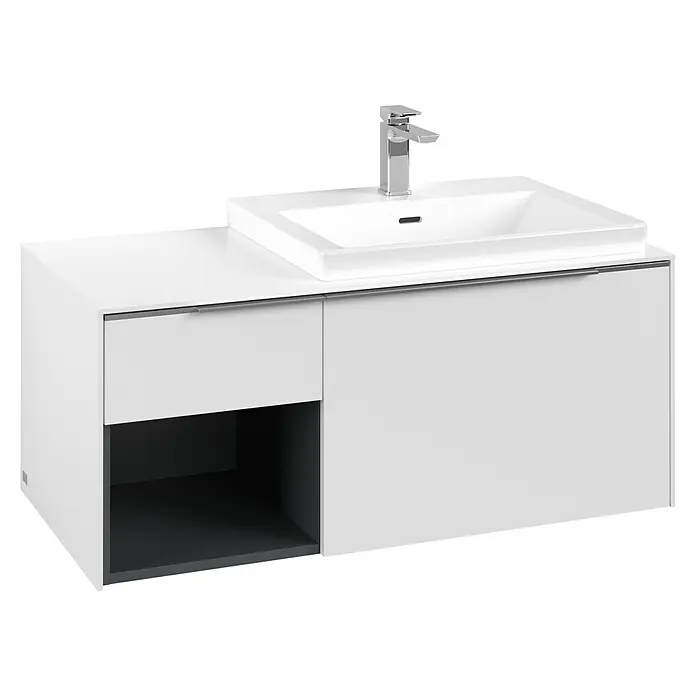 Villeroy & Boch Subway 3.0 Waschbeckenunterschrank - Pure White, Anzahl Schubladen: 2 Stk., Farbe Griff: Aluminium glänzend, B x T x H: 100,1 x 51,6 x 42,3 cm, Offenes Fach links - Moderne weiße Badmöbel mit integriertem Waschbecken, Chromarmatur und offenem dunkelgrauen Regal.