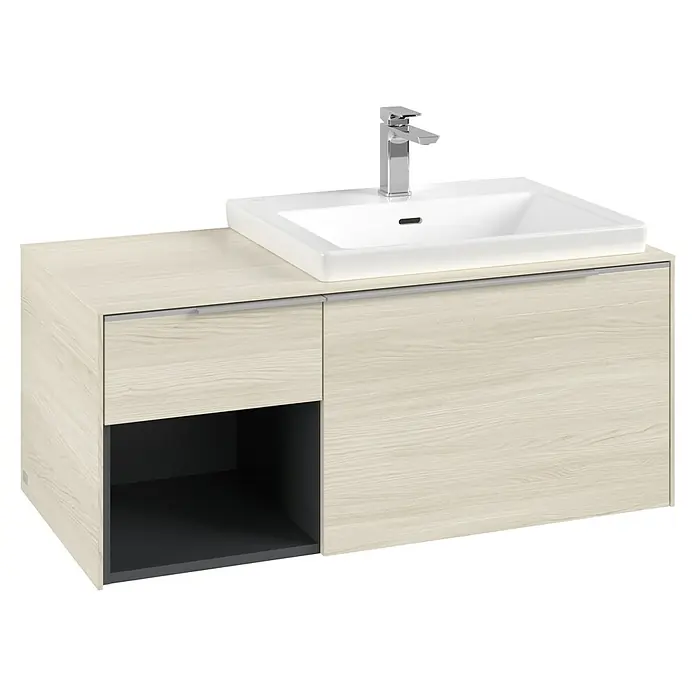 Villeroy & Boch Subway 3.0 Waschbeckenunterschrank - White Oak, Anzahl Schubladen: 2 Stk., Farbe Griff: Aluminium glänzend, B x T x H: 100,1 x 51,6 x 42,3 cm, Offenes Fach links - Badezimmermöbel in heller Eichenoptik mit weißem Waschbecken, Chromarmatur und offenem, dunkelgrauem Stauraum.