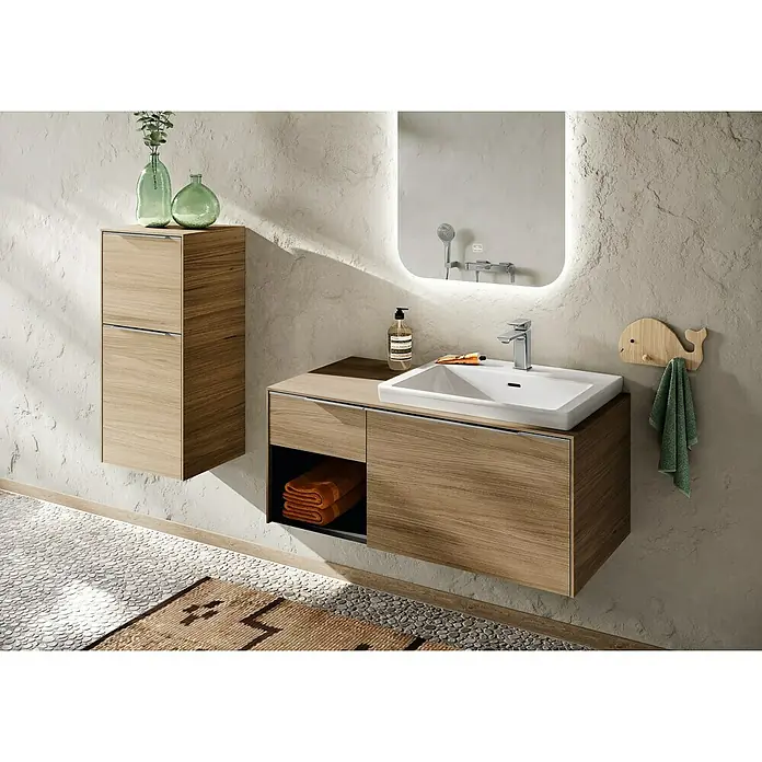 Villeroy & Boch Subway 3.0 Waschbeckenunterschrank - Kansas Oak, Anzahl Schubladen: 2 Stk., Farbe Griff: Aluminium glänzend, B x T x H: 100,1 x 51,6 x 42,3 cm, Offenes Fach links - Helles Holz-Badezimmerwaschtisch mit weißem Waschbecken und Wandschrank, bietet Stauraum für Handtücher.