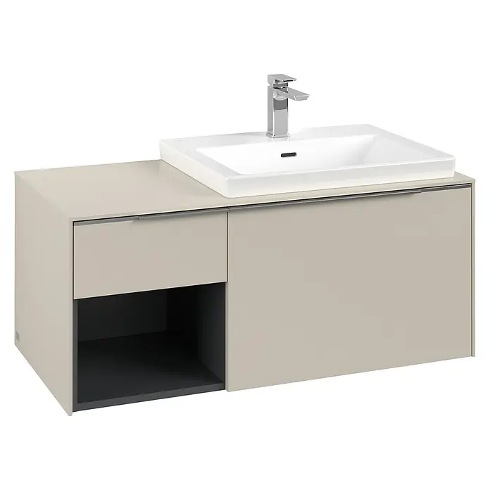 Villeroy & Boch Subway 3.0 Waschbeckenunterschrank - Cashmere Grey, Anzahl Schubladen: 2 Stk., Farbe Griff: Aluminium glänzend, B x T x H: 100,1 x 51,6 x 42,3 cm, Offenes Fach links - Helle beige Badmöbel mit weißem Keramikwaschbecken, Chromarmatur und offenem Regal.